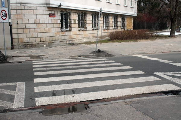 Przejście przez ulicę Koszykową ma dziwnie obniżone krawężnik