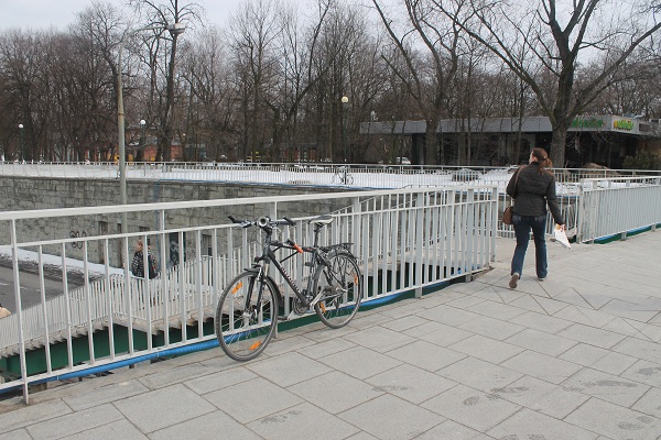 Brak odpowiednich stojaków zmusza rowerzystów do przypinania rowerów do barierek