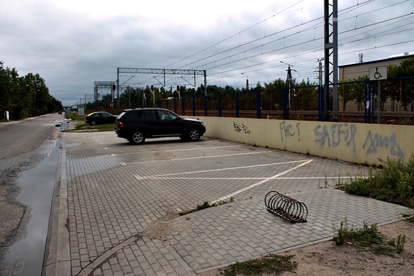 Nieodpowiedni stojak rowerowy i źle zaprojektowana "koperta" na PKP Choszczówka