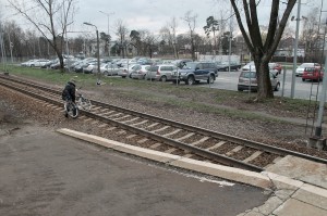 Na PKP Wawer w łatwy sposób można poprawić dojście do parkingu P&R